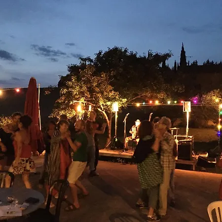Cafe Culturel Le Cerf-volant Bed & Breakfast 3*